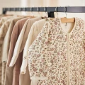 jollein-spiwdorek-niemowlecy-do-spania-caloroczny-z-odpinanymi-rekawami-retro-flowers-70-cm.jpeg