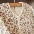 jollein-spiworesk-niemowlecy-do-spania-caloroczny-z-odpinanymi-rekawami-retro-flowers-70-cm.jpeg