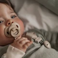 pol_pl_Elodie-Details-Drewniana-zawieszka-na-smoczek-Pure-Khaki-9608_4.jpeg