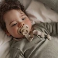 pol_pl_Elodie-Details-Drewniana-zawieszka-na-smoczek-Pure-Khaki-9608_5.jpeg