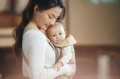 pol_pl_BABYBJORN-MINI-Woven-nosidelko-bezowe-33978_7.jpeg